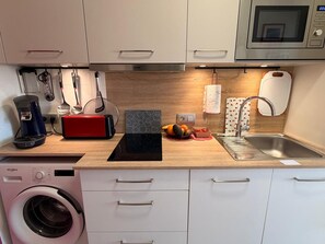 Fridge, microwave, oven, stovetop - BANYULS-SUR-MER, studio with terrace, near beach (Banyuls-sur-Mer)