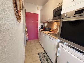 Fridge, microwave, oven, stovetop - BANYULS-SUR-MER, studio with terrace, near beach (Banyuls-sur-Mer)