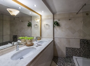 Combined shower/tub