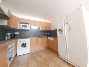 Fridge, microwave, oven, dishwasher - Spacious T4 with Terrace, Wi-Fi & Parking – Saint-Lary-Soulan, Sleeps 9 (Saint-Lary-Soulan)