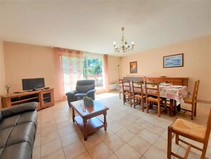 TV - Spacious T4 with Terrace, Wi-Fi & Parking – Saint-Lary-Soulan, Sleeps 9 (Saint-Lary-Soulan)