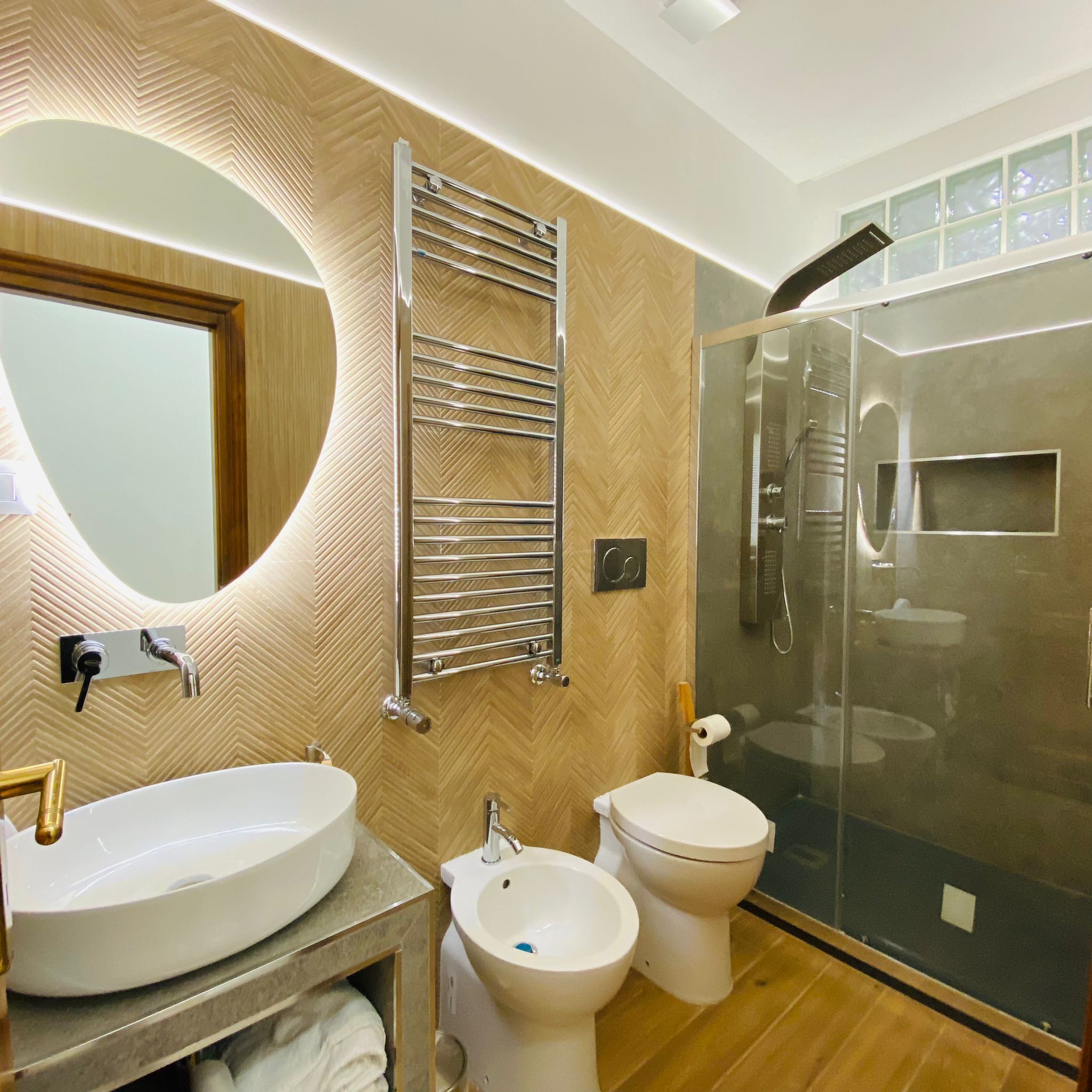 Regadera, tina de hidromasaje, bidet 