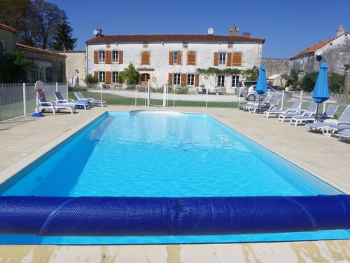 Fully equipped gite in a calm domaine 30 minutes from La Rochelle