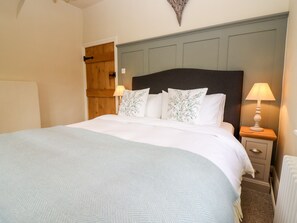 2 quartos, individualmente decorados, individualmente mobiliados, berços