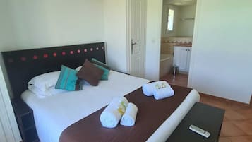 3 habitaciones, escritorio y tabla de planchar con plancha