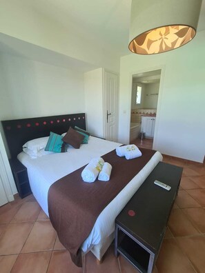 3 bedrooms, desk, iron/ironing board, travel crib