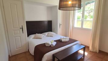 3 Schlafzimmer, Schreibtisch, Bügeleisen/Bügelbrett, Reisekinderbett