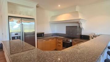 Geladeira, micro-ondas, fogĂŁo, cooktop