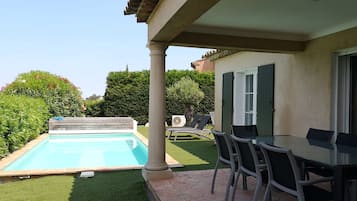 Alberca al aire libre y alberca climatizada