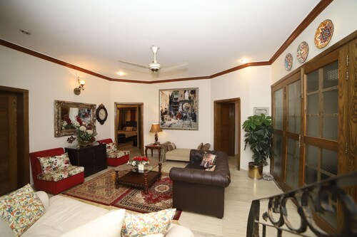 Cheerful 2-bedroom portion with onsite parking