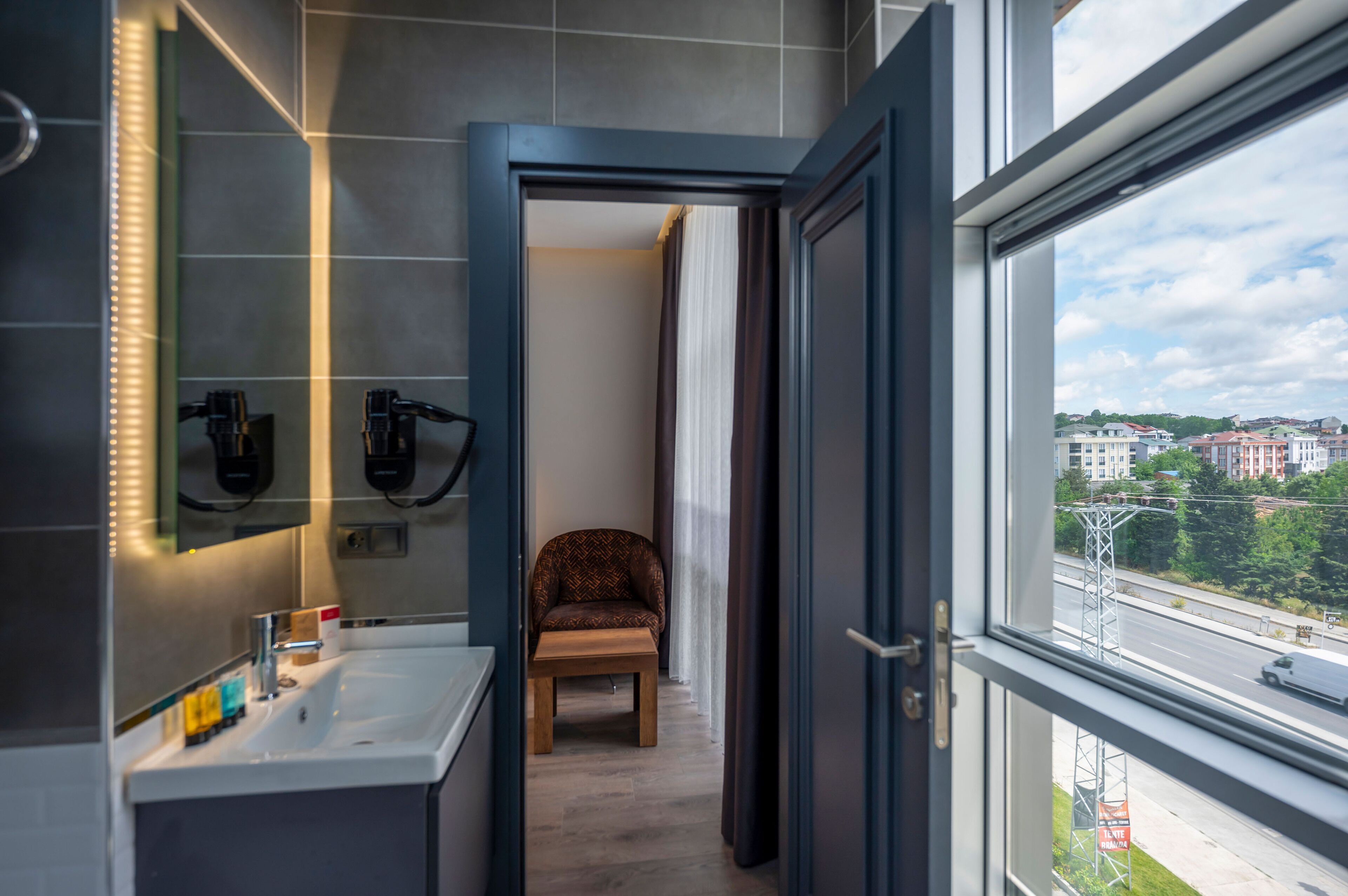 1 bedroom, premium bedding, minibar, laptop workspace