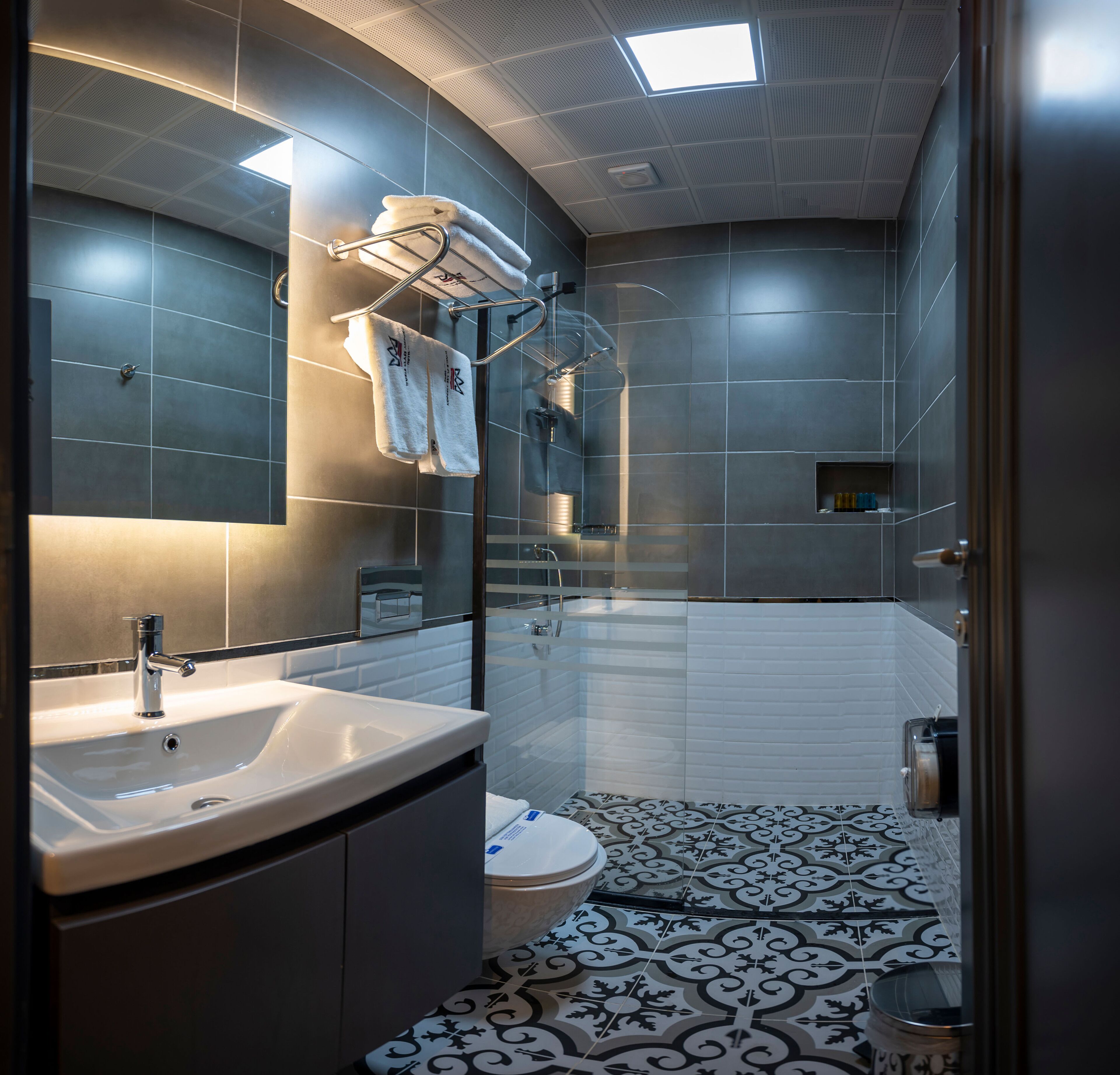 superior double room | bathroom | shower, hair dryer, bidet, heated floors