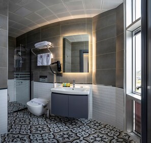Shower, hair dryer, slippers, bidet - World Class Airport Hotel (Arnavutköy)