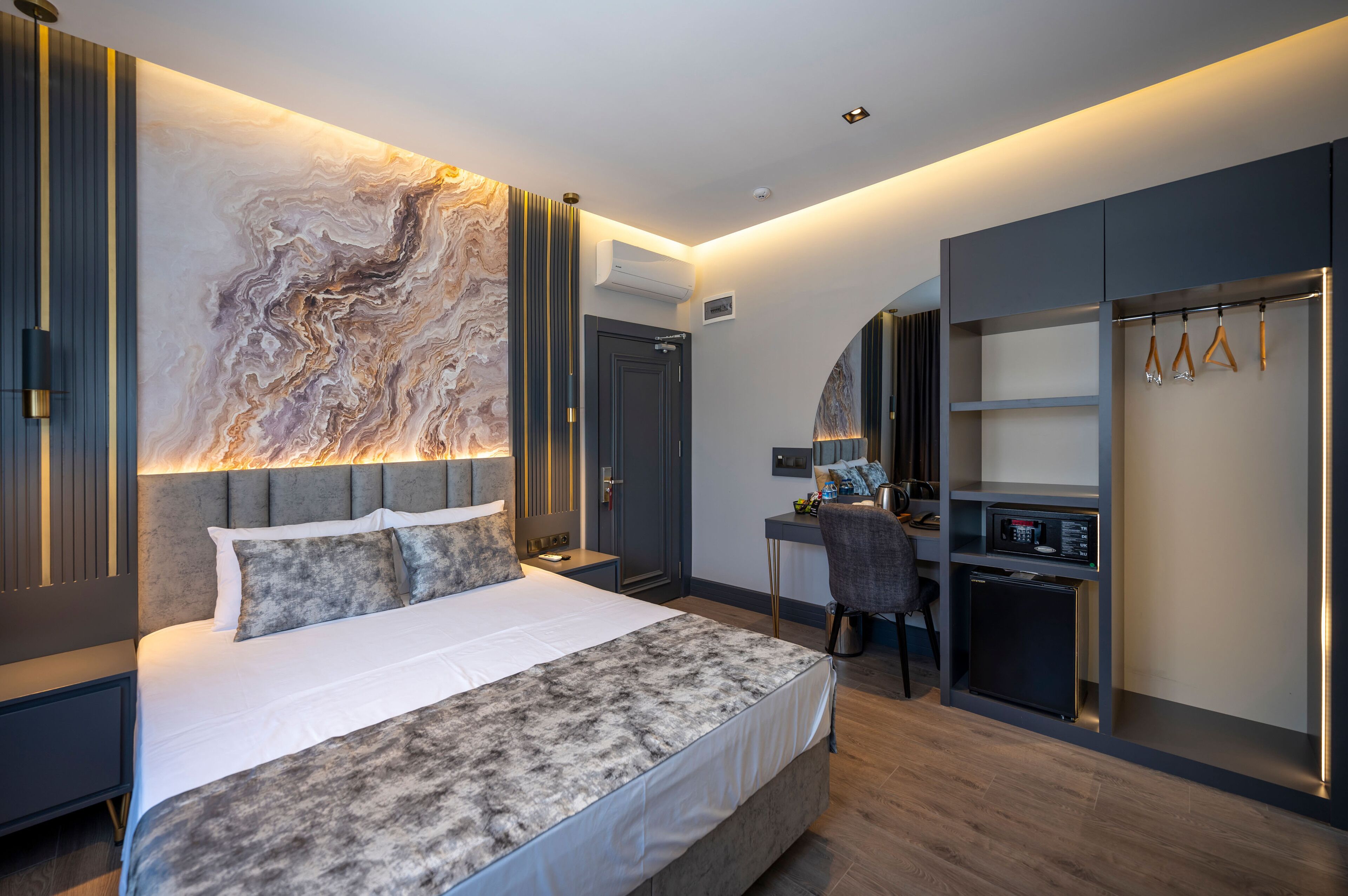 superior double room | 1 bedroom, premium bedding, minibar, laptop workspace