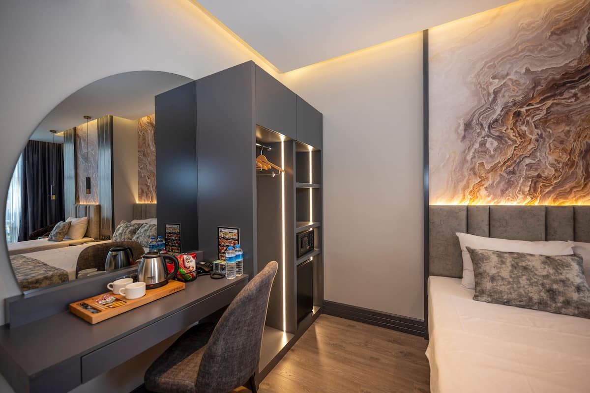 Superior dubbelrum | Sängtillbehör av högsta kvalitet, minibar och arbetsyta för laptop