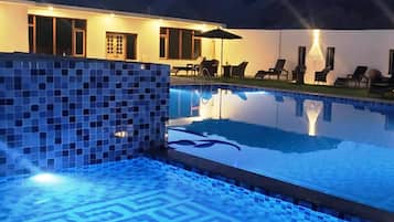 Een seizoensgebonden buitenzwembad