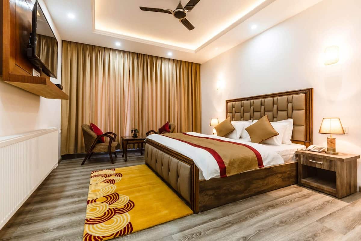 Deluxe Room | Egyptian cotton sheets, premium bedding, desk, bed sheets