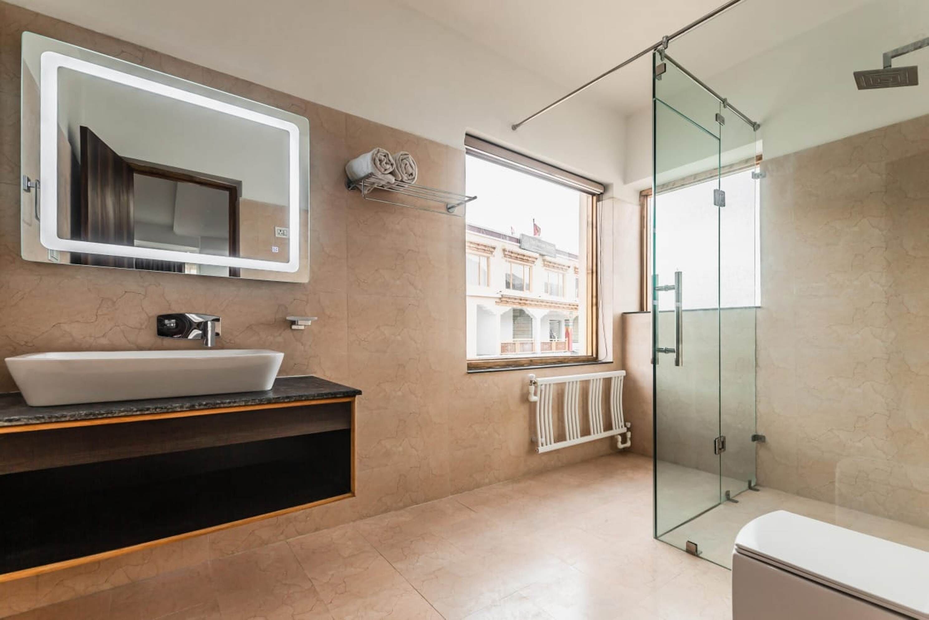 Shower, free toiletries, towels