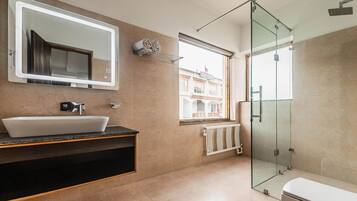 Shower, free toiletries, towels