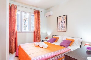 1 bedroom, iron/ironing board, WiFi, bed sheets - Cozy apartment of about 70 square meters, able to comfortably accommodate 4 people, located on the raised ground floor (1 step to access it) of a modern building. The property is located in Aci Castello, a seaside village just 10 km from Catania, just 50 (Aci Castello)