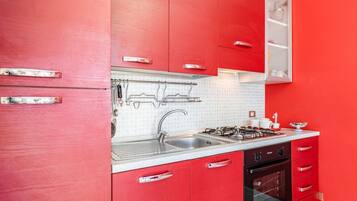 Een magnetron, een oven, een kookplaat