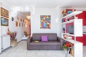 TV - Cozy apartment of about 70 square meters, able to comfortably accommodate 4 people, located on the raised ground floor (1 step to access it) of a modern building. The property is located in Aci Castello, a seaside village just 10 km from Catania, just 50 (Aci Castello)