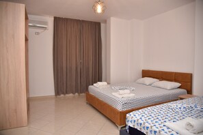 Family Apartment, 1 Bedroom | 1 bedroom, free WiFi, bed sheets - Flowers Apartment (Golem)