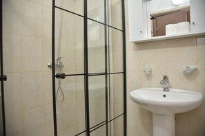 Family Apartment, 1 Bedroom | Bathroom | Shower, bidet, towels, soap - Flowers Apartment (Golem)