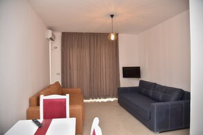 Apartamento família, 1 quarto | Sala de estar | TV de tela plana 12 cm com canais via satélite, TV