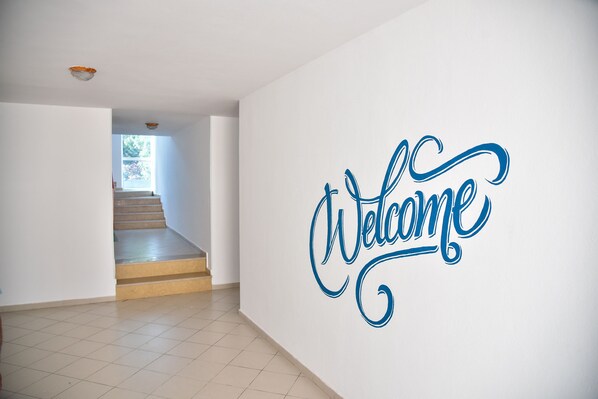 Interior entrance - Flowers Apartment (Golem)