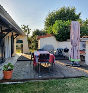 Outdoor dining - 3 Bedroom Private vacation home in CARBON BLANC (CARBON BLANC)