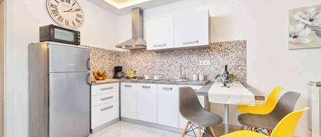 冷蔵庫、電子レンジ、コンロ、食器洗い機