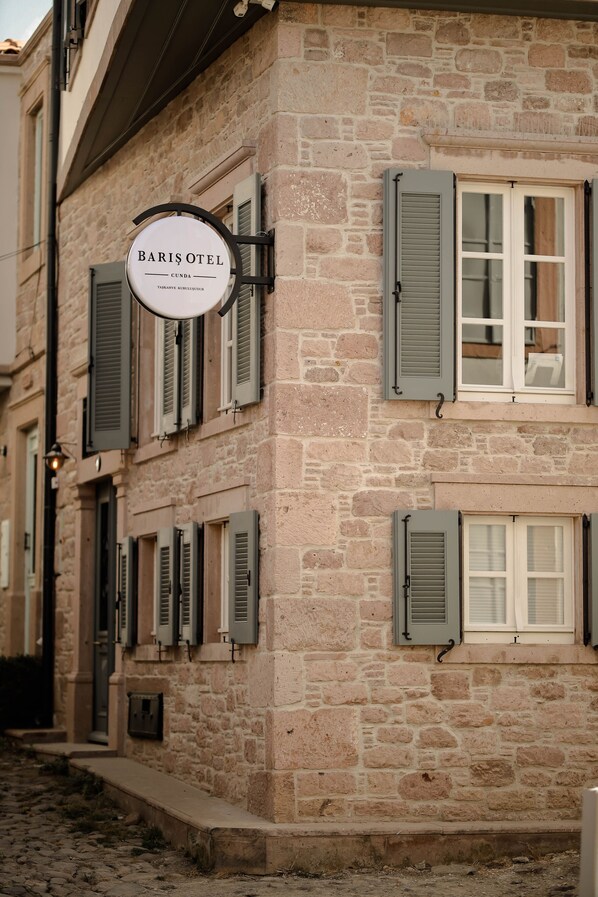 Front of property - Ali Baris Pansiyon Cunda (Ayvalik)