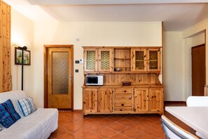 Televisión y chimenea 