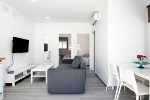 TV - Villa Soleva with Pool, Garden & Wi-Fi (Conil de la Frontera)