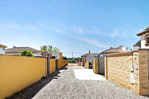 Property grounds - Villa Soleva with Pool, Garden & Wi-Fi (Conil de la Frontera)