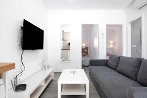 TV - Villa Soleva with Pool, Garden & Wi-Fi (Conil de la Frontera)