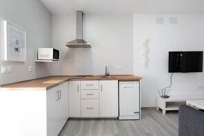 Fridge, microwave, stovetop, coffee/tea maker - Villa Soleva with Pool, Garden & Wi-Fi (Conil de la Frontera)
