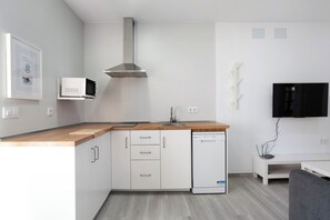 Een koelkast, een microgolfoven, een kookplaat