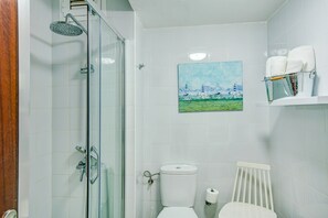 Chuveiro, secador de cabelo, toalhas de banho 
