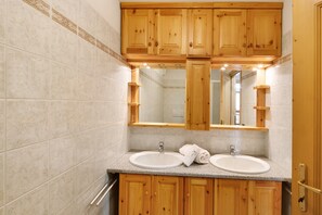 Douche, articles de toilette gratuits, sèche-cheveux