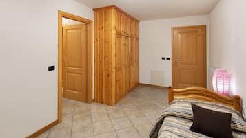 2 slaapkamers, een strijkplank/strijkijzer, gratis wifi, beddengoed