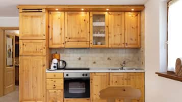 Frigorífico, horno, placa de cocina y cafetera o tetera