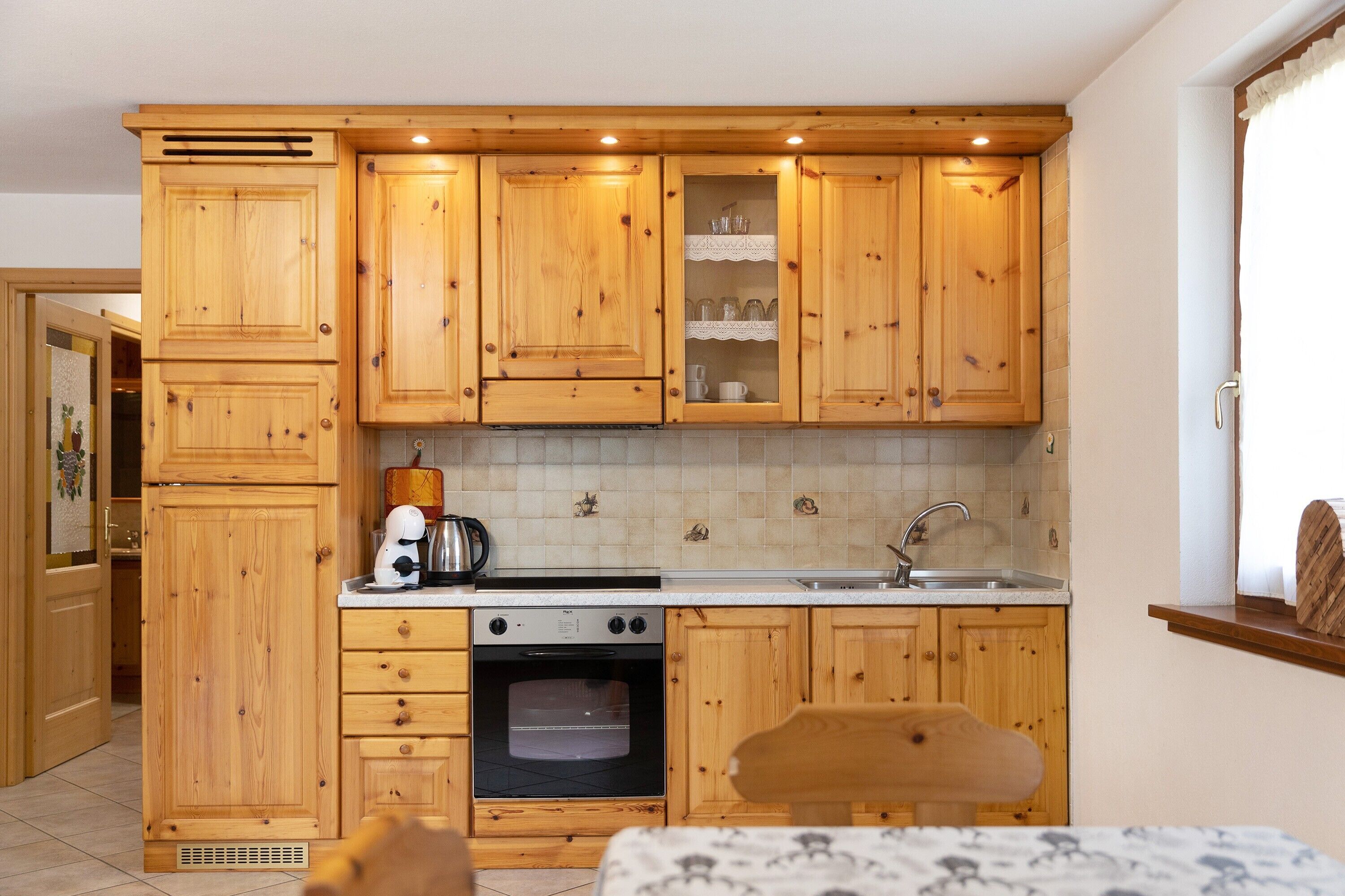 Een koelkast, een oven, een kookplaat, een koffiezetapparaat/waterkoker