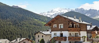 Appartement "Baita Bruno 2" avec vue sur les montagnes, terrasse et Wi-Fi.