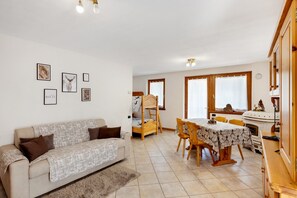 TV - Apartment 'Baita Bruno 6' with Mountain View, Terrace & Wi-Fi (Valdidentro)