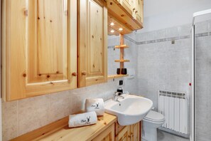 Shower, hair dryer, towels - Apartment 'Baita Bruno 6' with Mountain View, Terrace & Wi-Fi (Valdidentro)