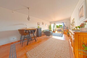 Interior - Cala Dorada Apartment en complejo con piscina' with Shared Pool & Wi-Fi (portopetro)