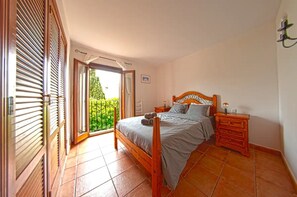 2 bedrooms, iron/ironing board, free WiFi, bed sheets - Cala Dorada Apartment en complejo con piscina' with Shared Pool & Wi-Fi (portopetro)