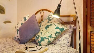 1 slaapkamer, een strijkplank/strijkijzer, gratis wifi, beddengoed